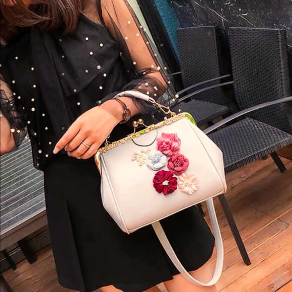 Flower Applique Kiss Lock PU Leather Bag (Beige) - Picture 2 of 5